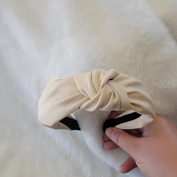 Cream colored top knot head band - Picture 2 of 3